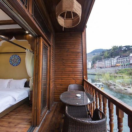 Flower Time Inn Fenghuang Extérieur photo