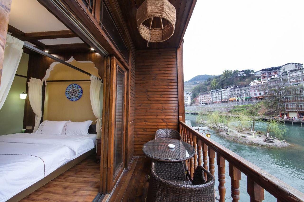 Flower Time Inn Fenghuang Extérieur photo