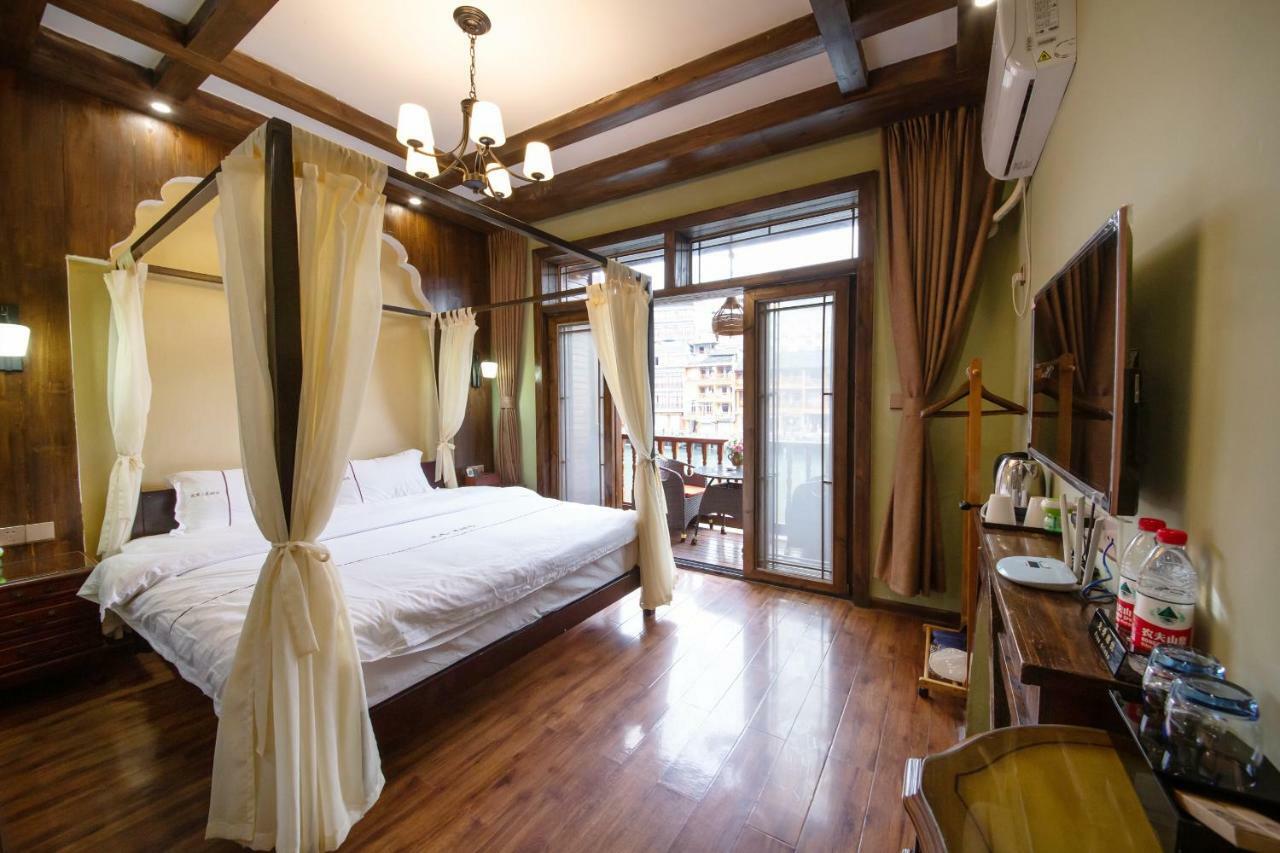 Flower Time Inn Fenghuang Extérieur photo