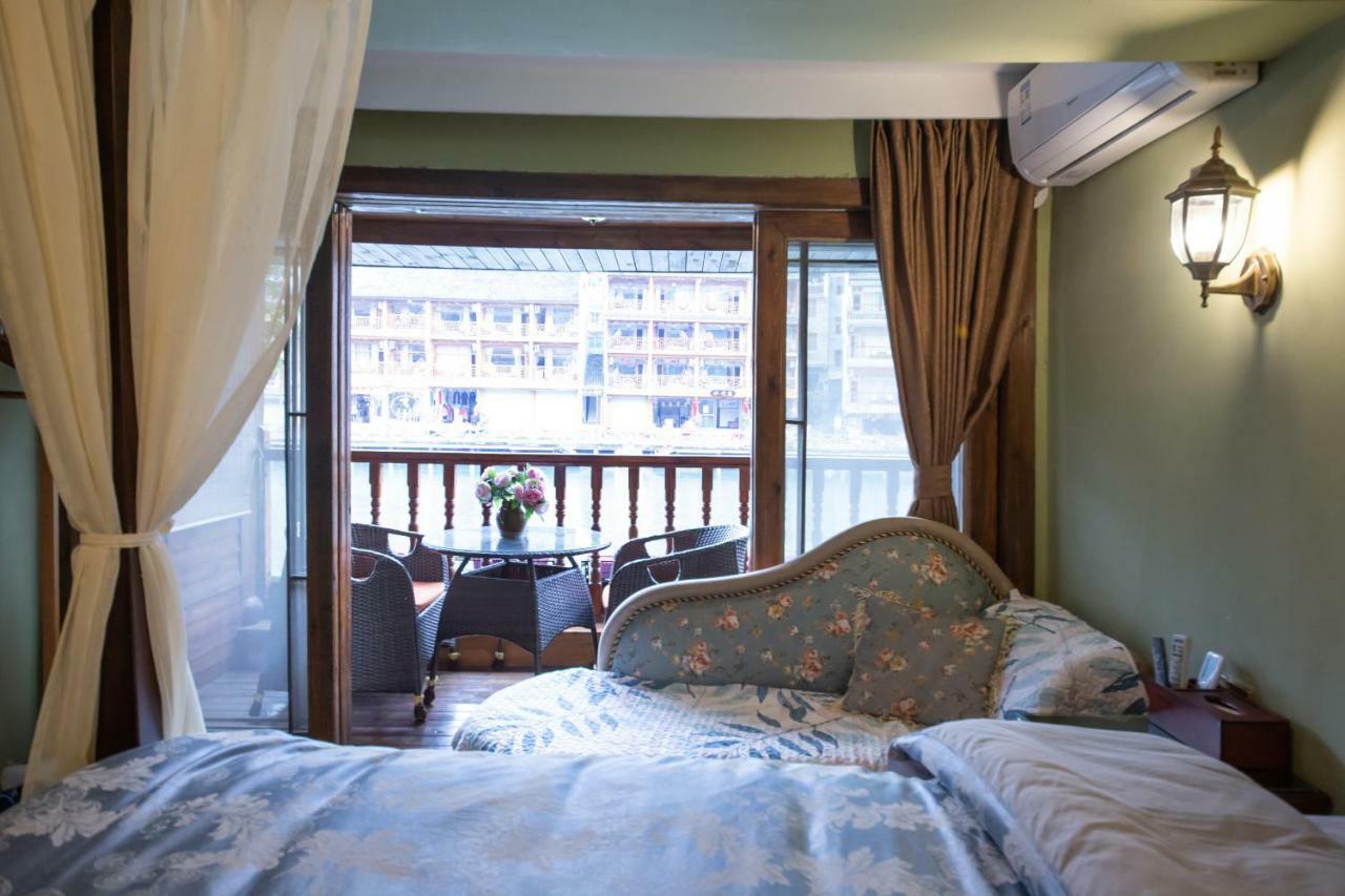 Flower Time Inn Fenghuang Extérieur photo