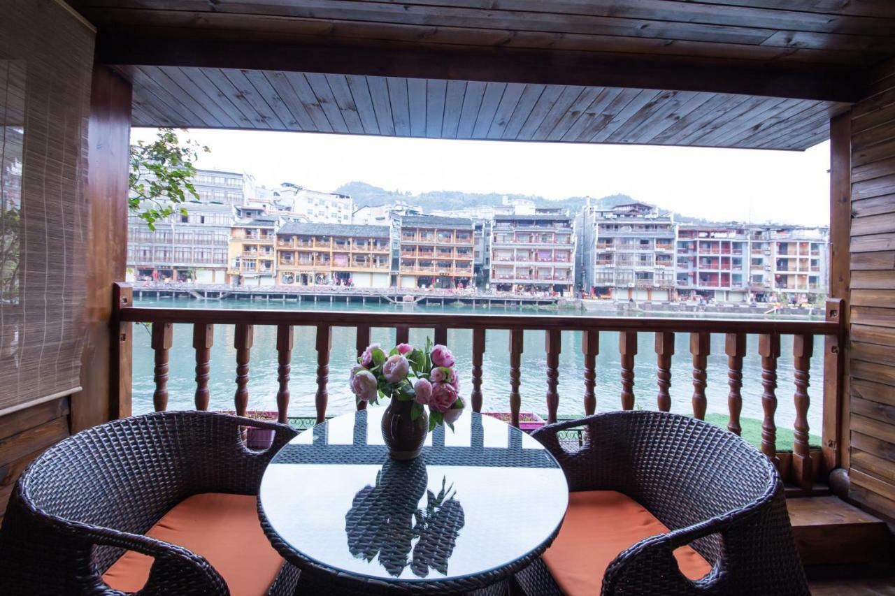 Flower Time Inn Fenghuang Extérieur photo