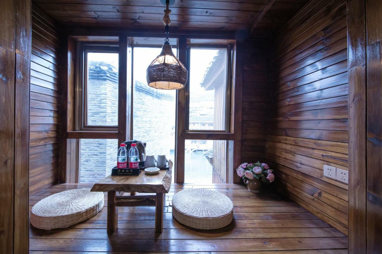 Flower Time Inn Fenghuang Extérieur photo
