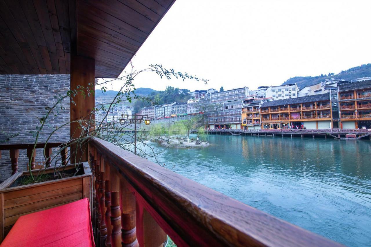 Flower Time Inn Fenghuang Extérieur photo