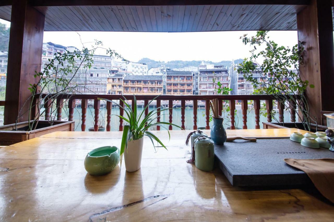 Flower Time Inn Fenghuang Extérieur photo